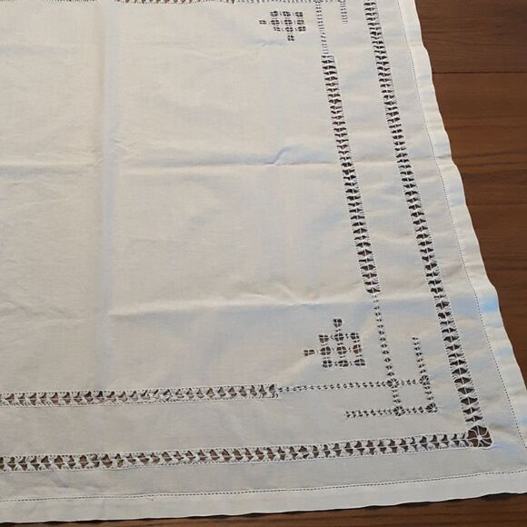 Vintage 32" sq. white tablecloth with beautiful gathered thread design. - Picture 2 of 6